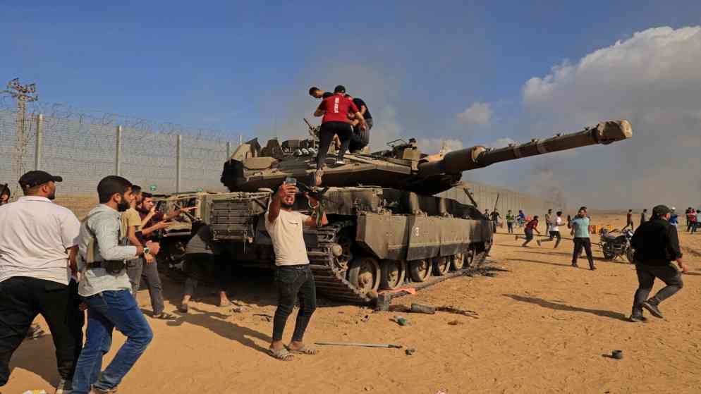 35 أسيرا إسرائيليا واشتباكات في 21 موقعا بغلاف غزة