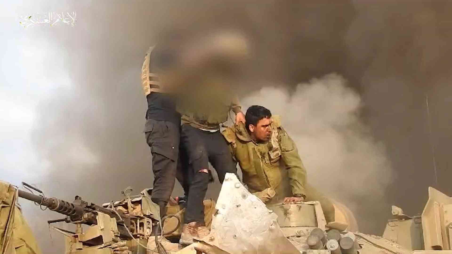 القسام تأسر جنود احتلال وتبث صورا لهم.. شاهد