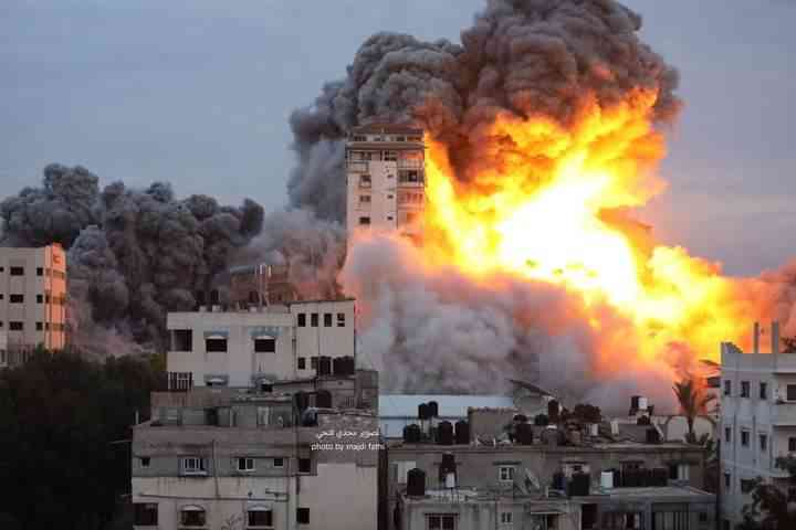 شاهد.. لحظة استهداف برج فلسطين بمدينة غزة (فيديو)
