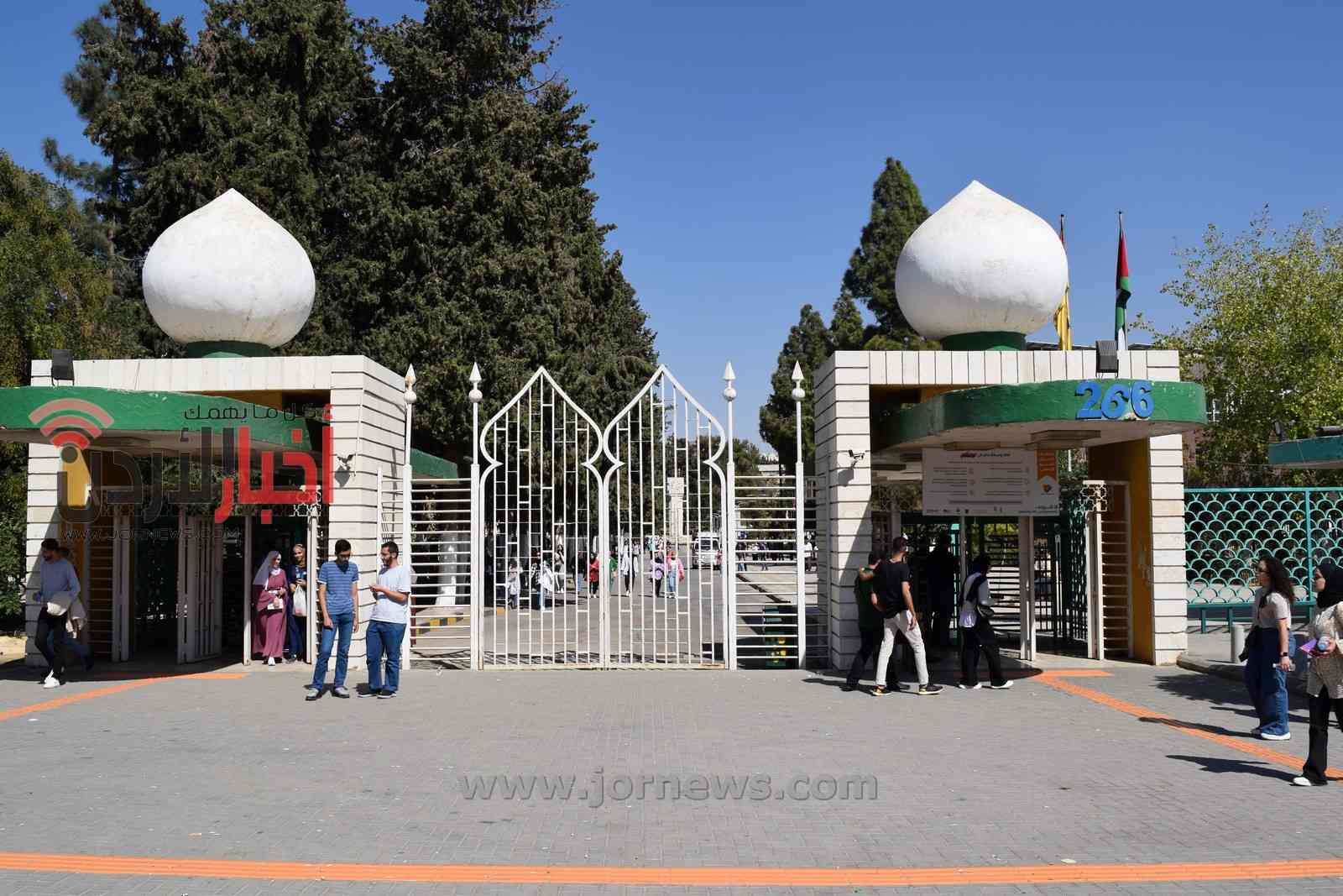 دهس 15 طالبا أمام بوابة الجامعة الأردنية (صورة)