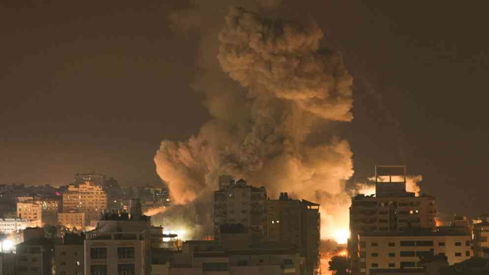 انفجار كبير جدا يهز مدينة غزة مع استمرار القصف على القطاع