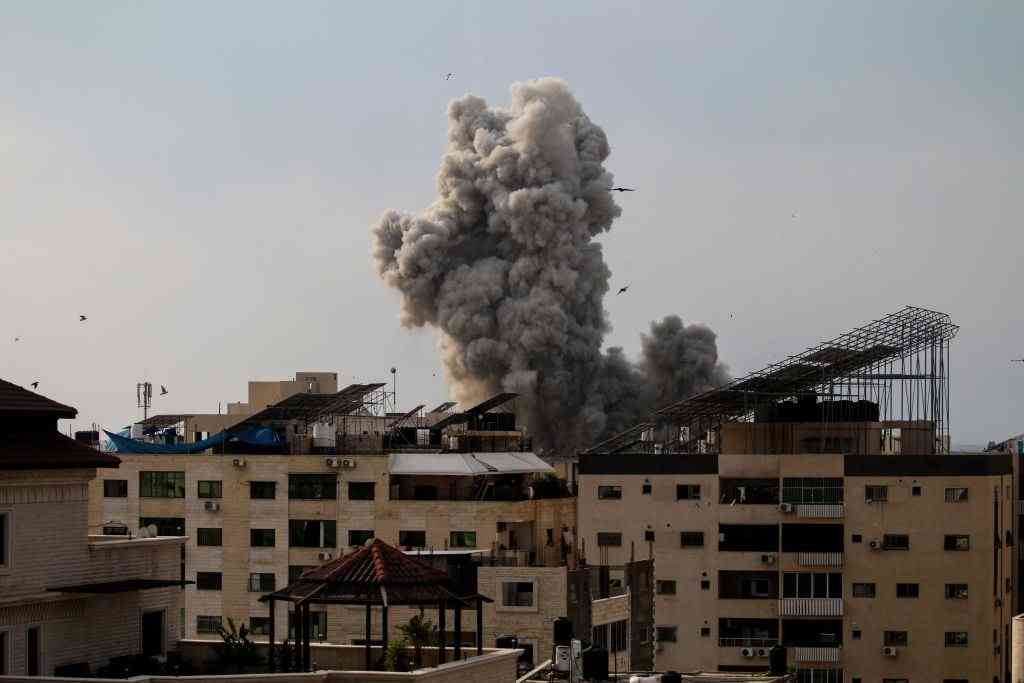 بالفيديو والصور.. غارات عنيفة على غزة ورماد ودخان كثيف يعلو المدينة