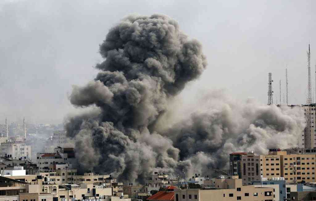 الاحتلال يدمر مبنى وزارة الأوقاف والجامعة الإسلامية بغزة