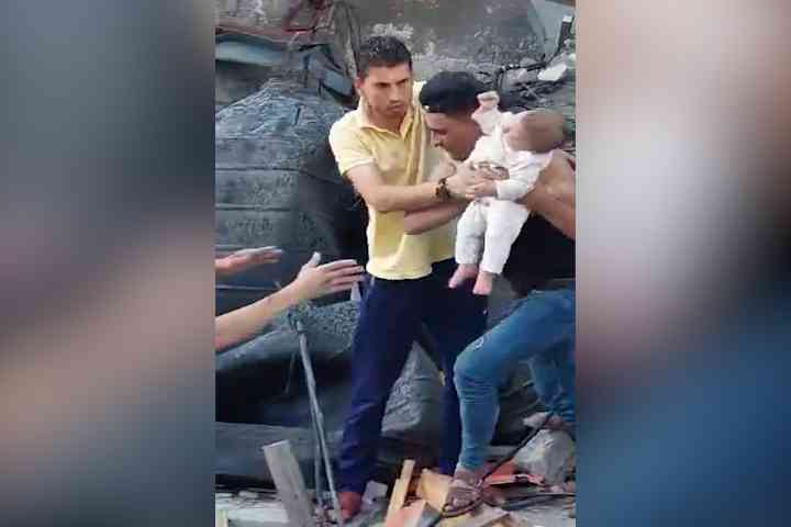 مشاهد قاسية لانتشال جثة طفلة فلسطينية من تحت الانقاض فيديو