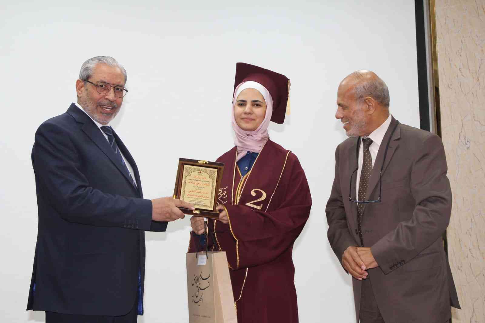 الدهيسات يكرم خريجي الثانوية في مدارس جمعية المركز الإسلامي