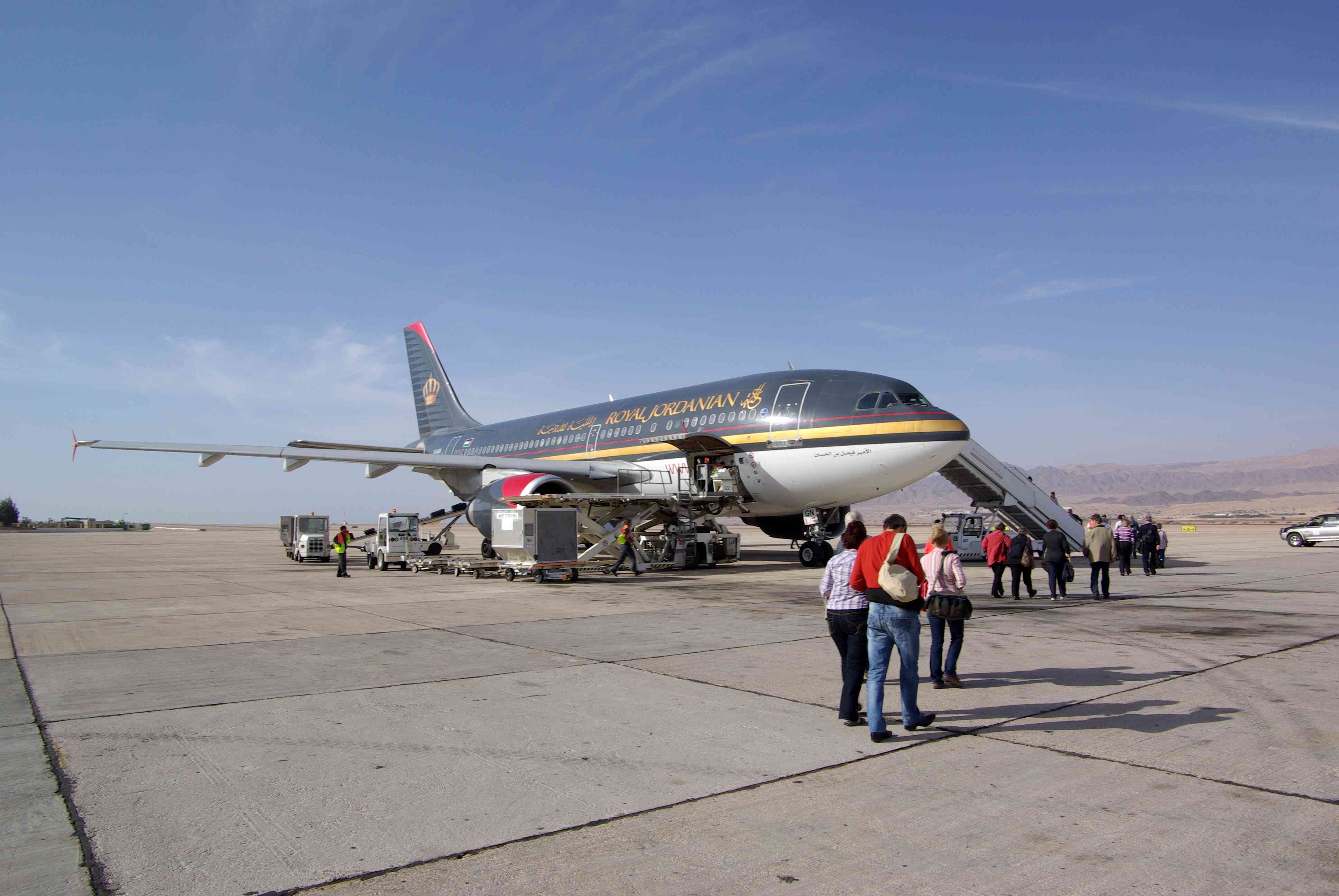 طائرة عارضة تحط بمطار الملك الحسين الدولي