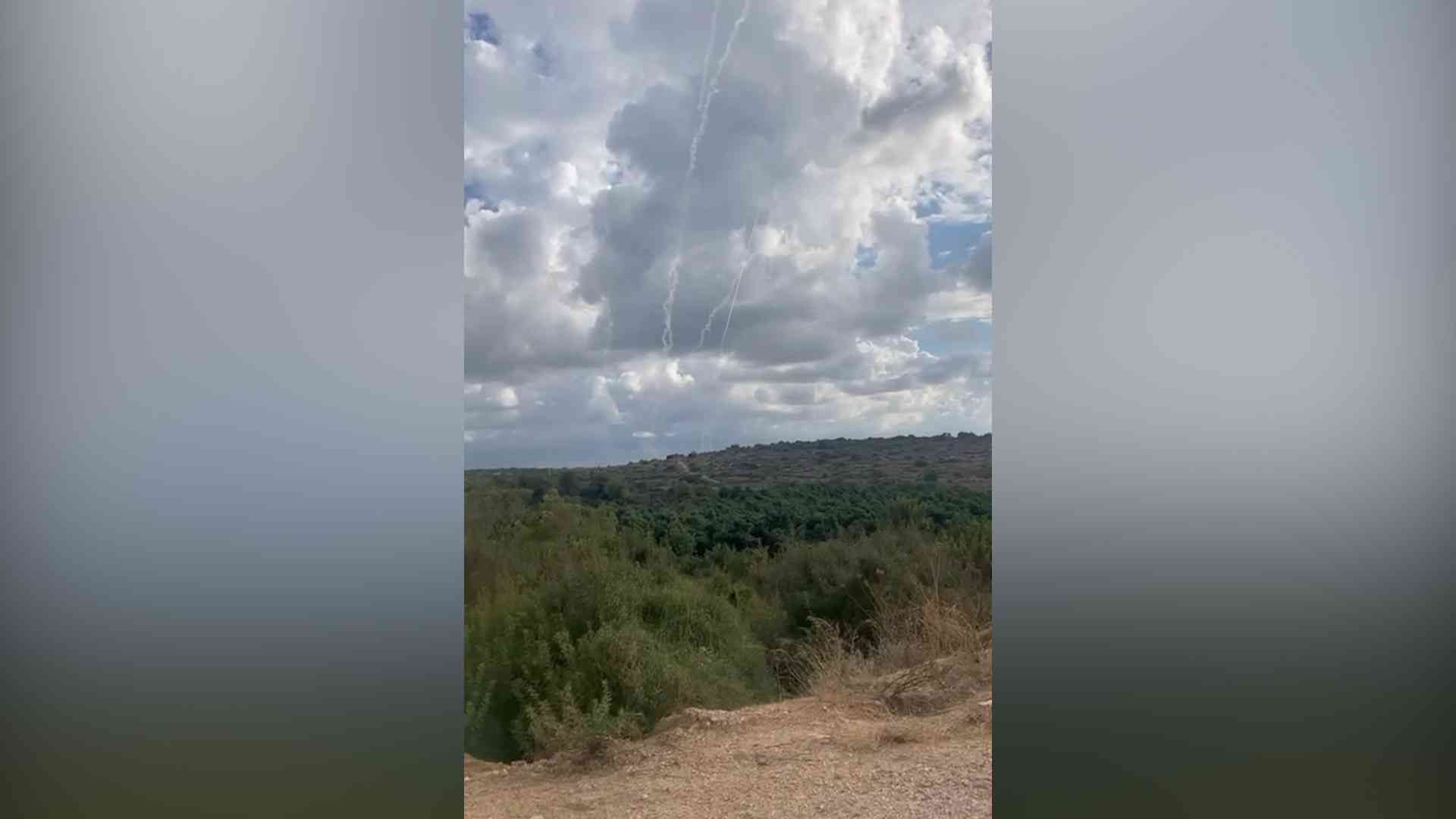 بالفيديو.. هجوم صاروخي كبير على شمال إسرائيل