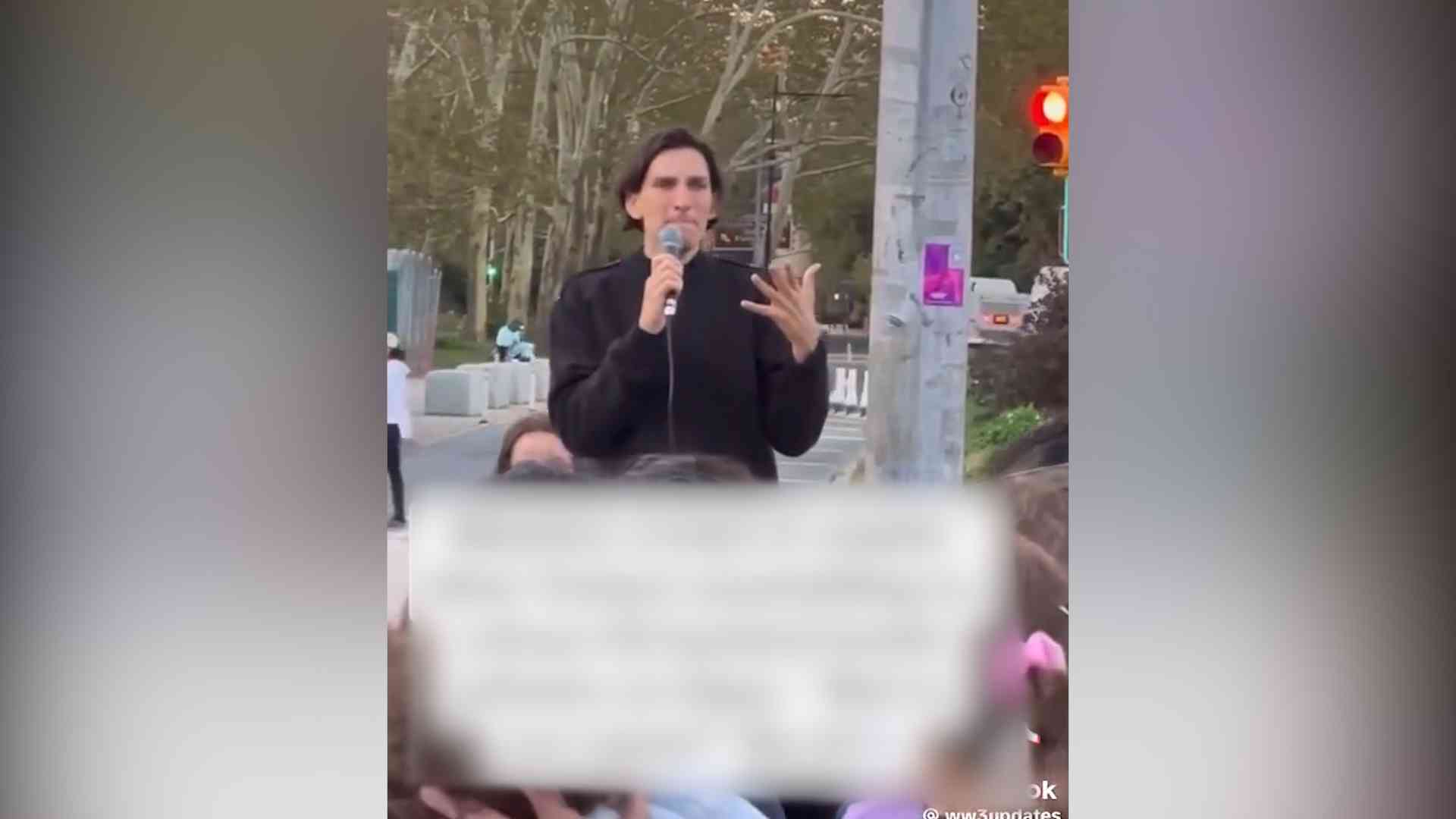 بالفيديو.. يهود يتظاهرون في نيويورك ويهتفون ” لا تفعلوا هذا باسمنا “