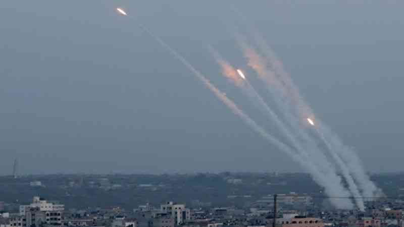 القسام  تطلق صاروخ متبّر تجاه طائرة صهيونية