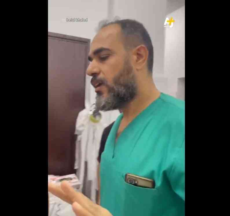 طبيب في غزة ينصدم بجثتي نجله ووالده أثناء عمله – فيديو