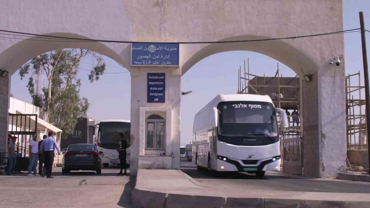 تحديد عدد المسافرين عبر جسر الملك حسين