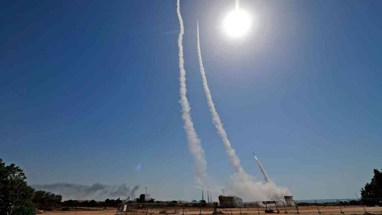صاروخ من لبنان يصيب 3 إسرائيليين