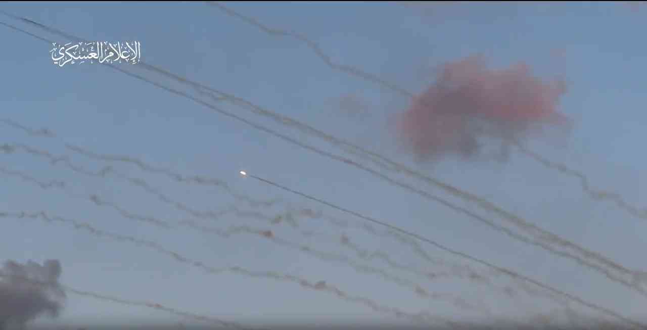 كتائب القسام تُمطر تل أبيب وبن غوريون بالصواريخ (فيديو)