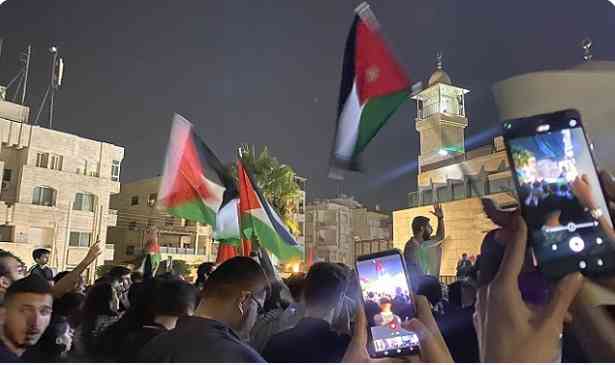 عاجل.. أردنيون يحاولون اقتحام السفارة الإسرائيلية (فيديو)