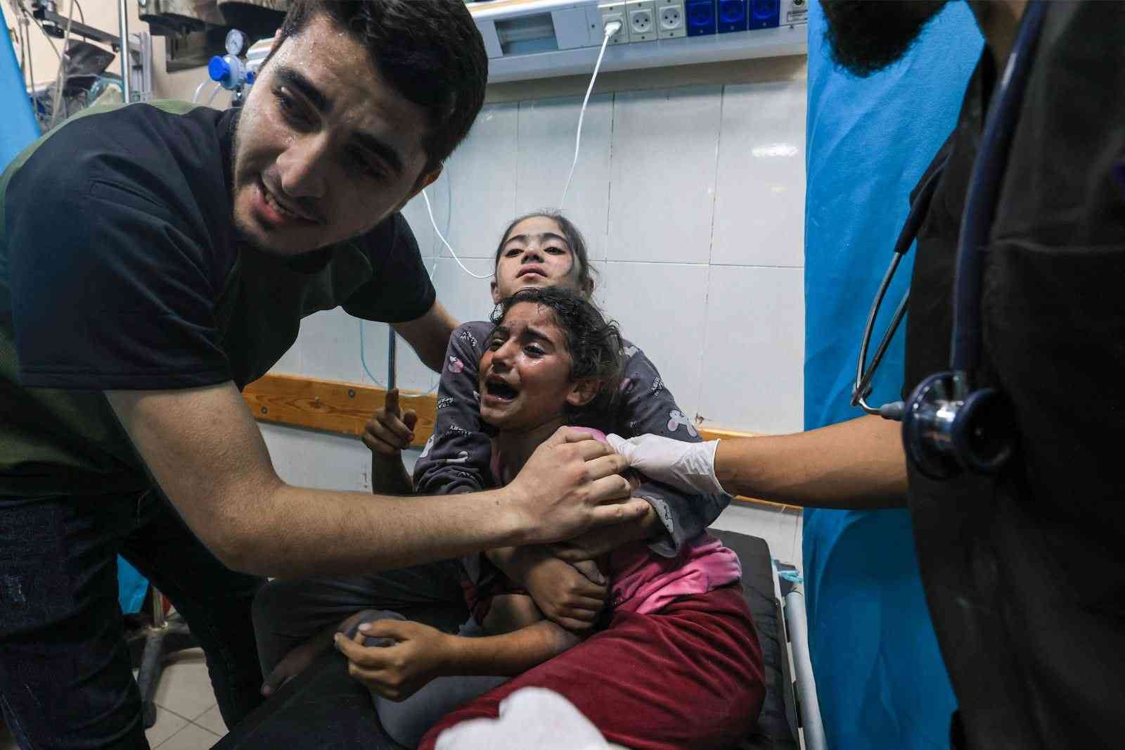 دول تدين القصف الإسرائيلي على ساحة مستشفى في غزة