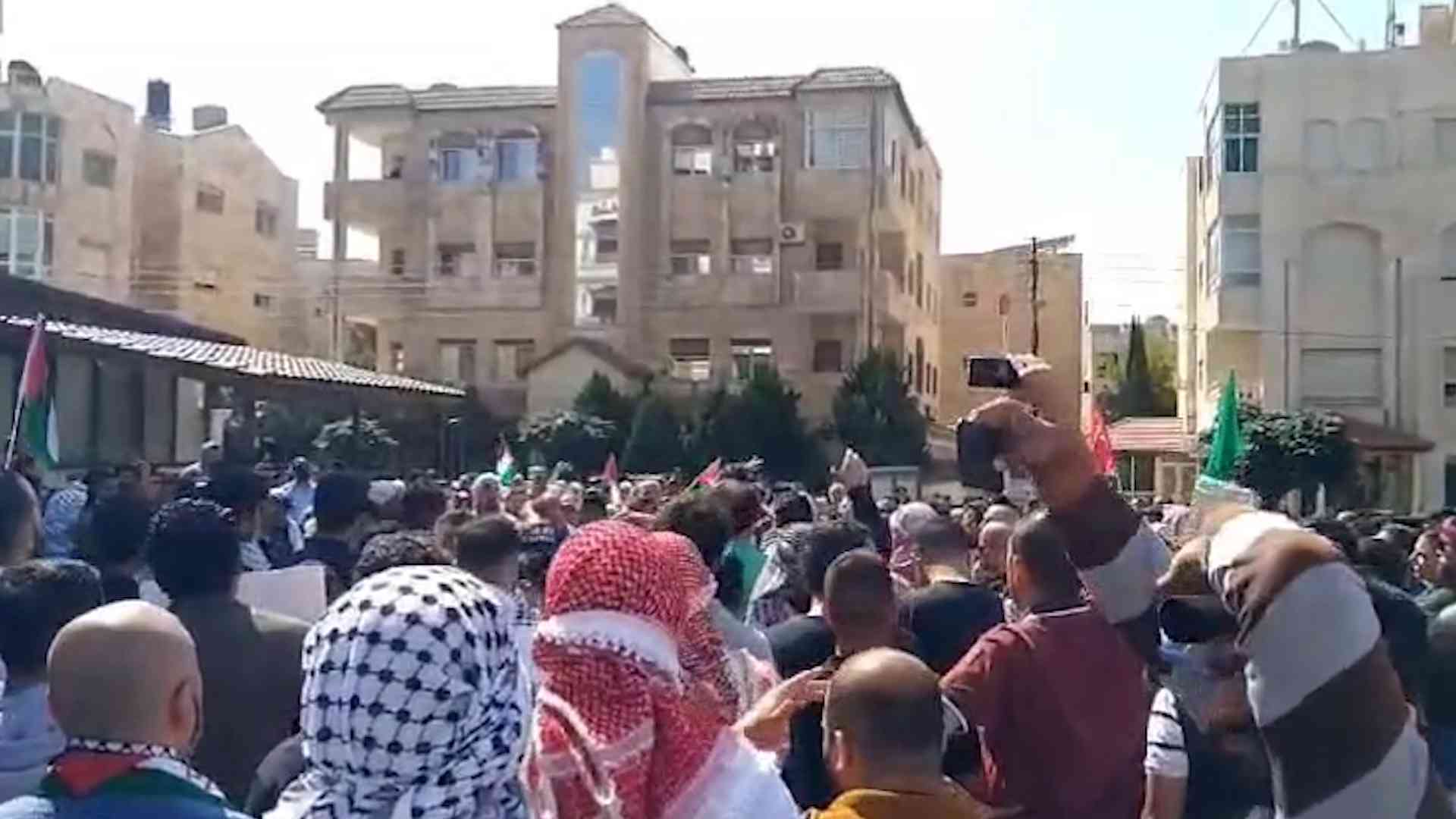 محتجون يتوافدون قرب سفارتي إسرائيل وأمريكا (فيديو)