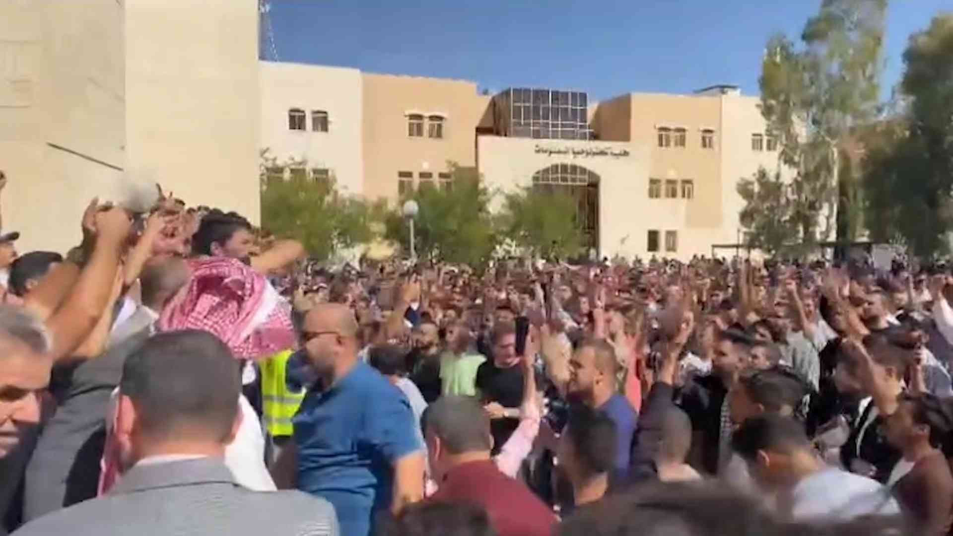 وقفة احتجاجية غاضبة في جامعة الحسين (فيديو)