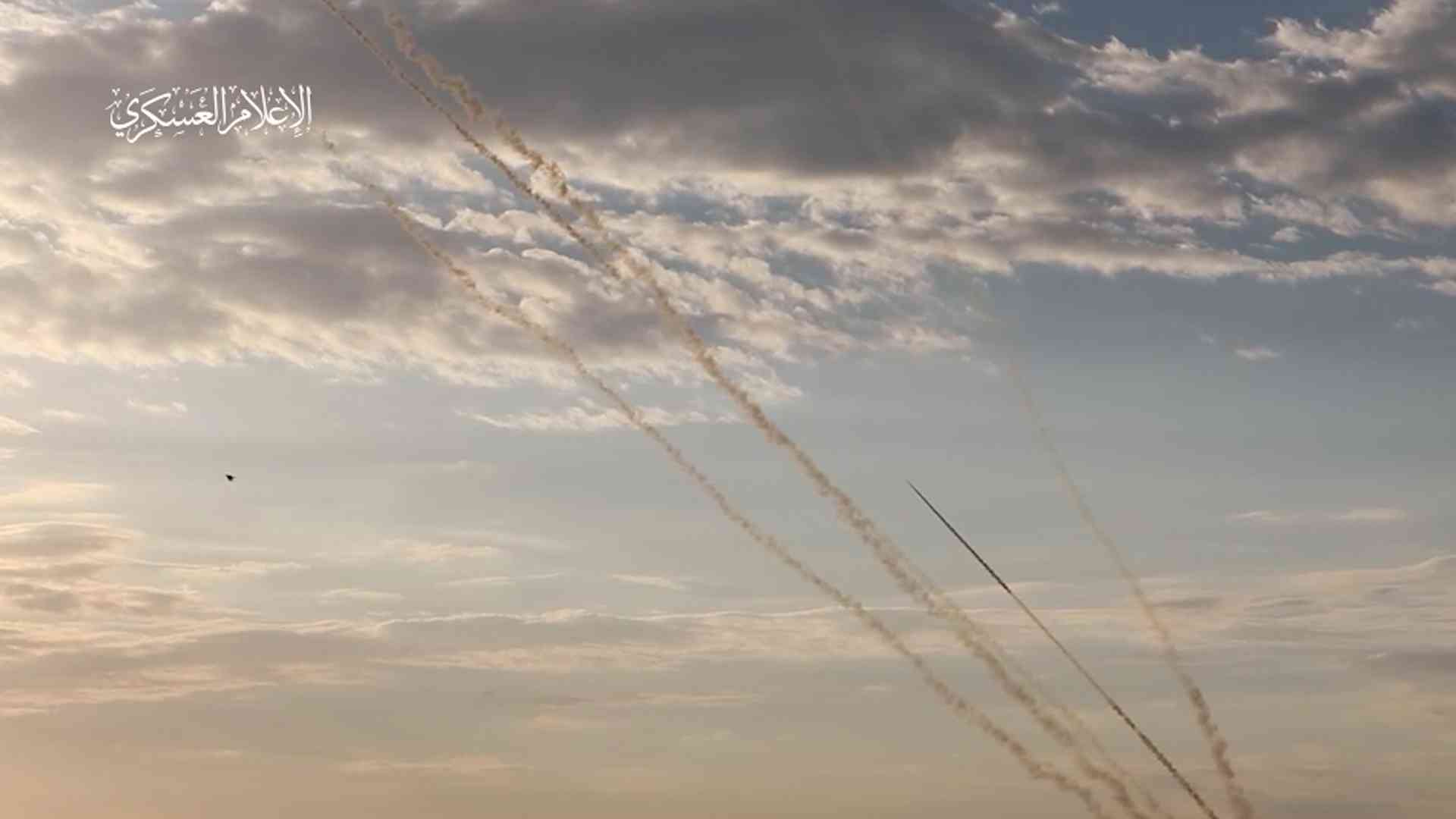 القسام تُمطر إسرائيل بوابل من الصواريخ (فيديو)