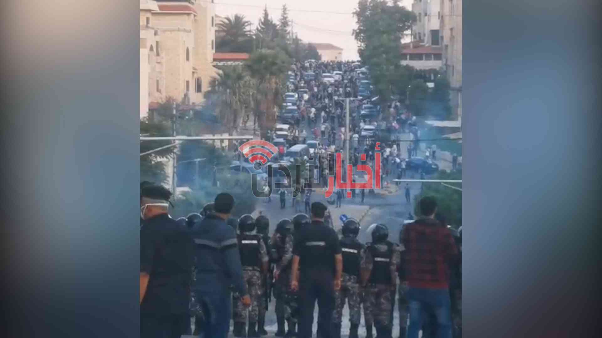 بالفيديو.. اشتباك بين الأمن العام والمتظاهرين