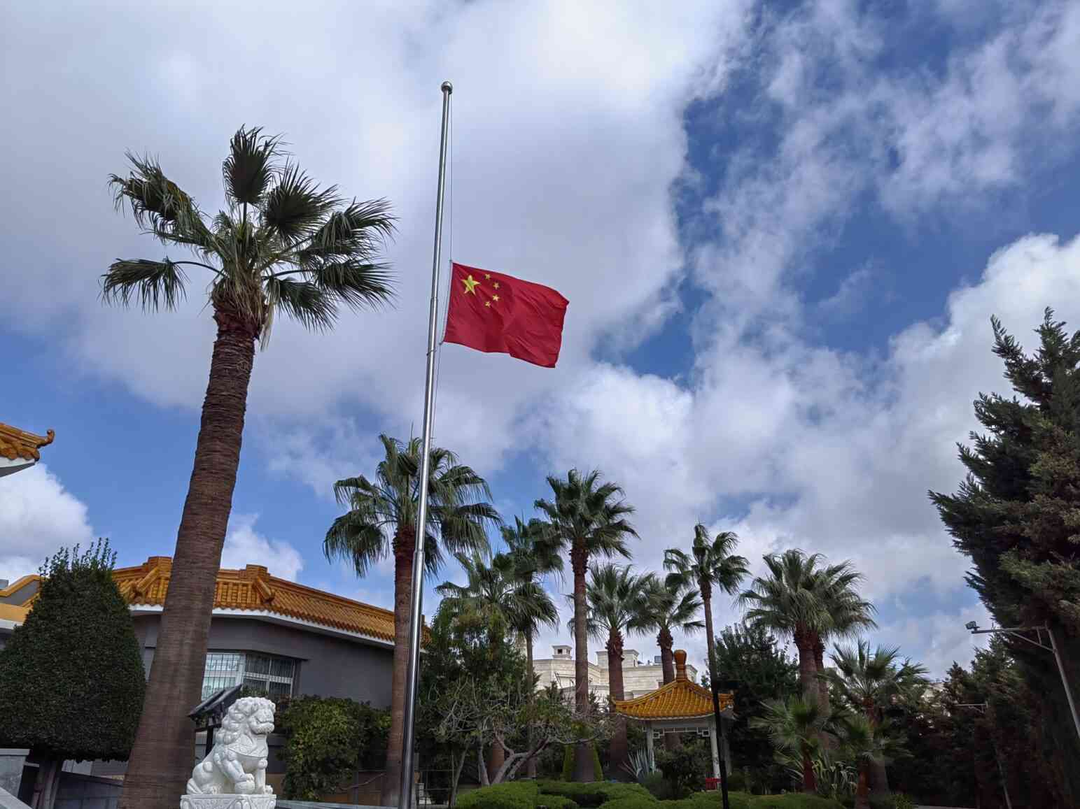 سفارة الصين تنكس علمها حدادا على ضحايا المعمداني