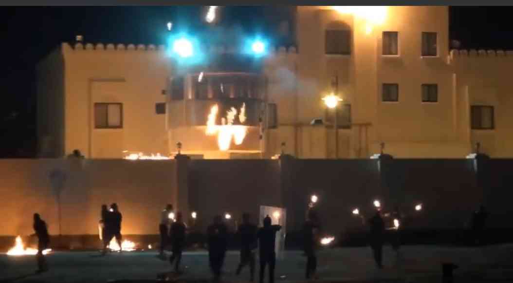 بالفيديو.. حرق سفارة إسرائيل في البحرين