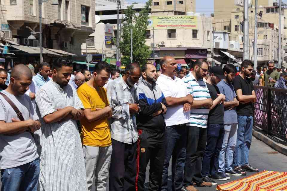 الأردنيون يؤدون صلاة الغائب على شهداء فلسطين