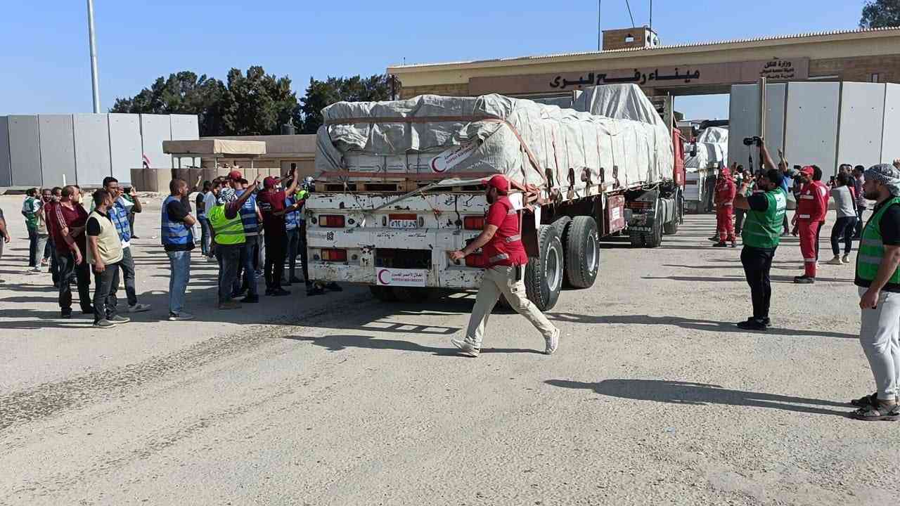 بدء دخول المساعدات الإنسانية إلى قطاع غزة (صور)
