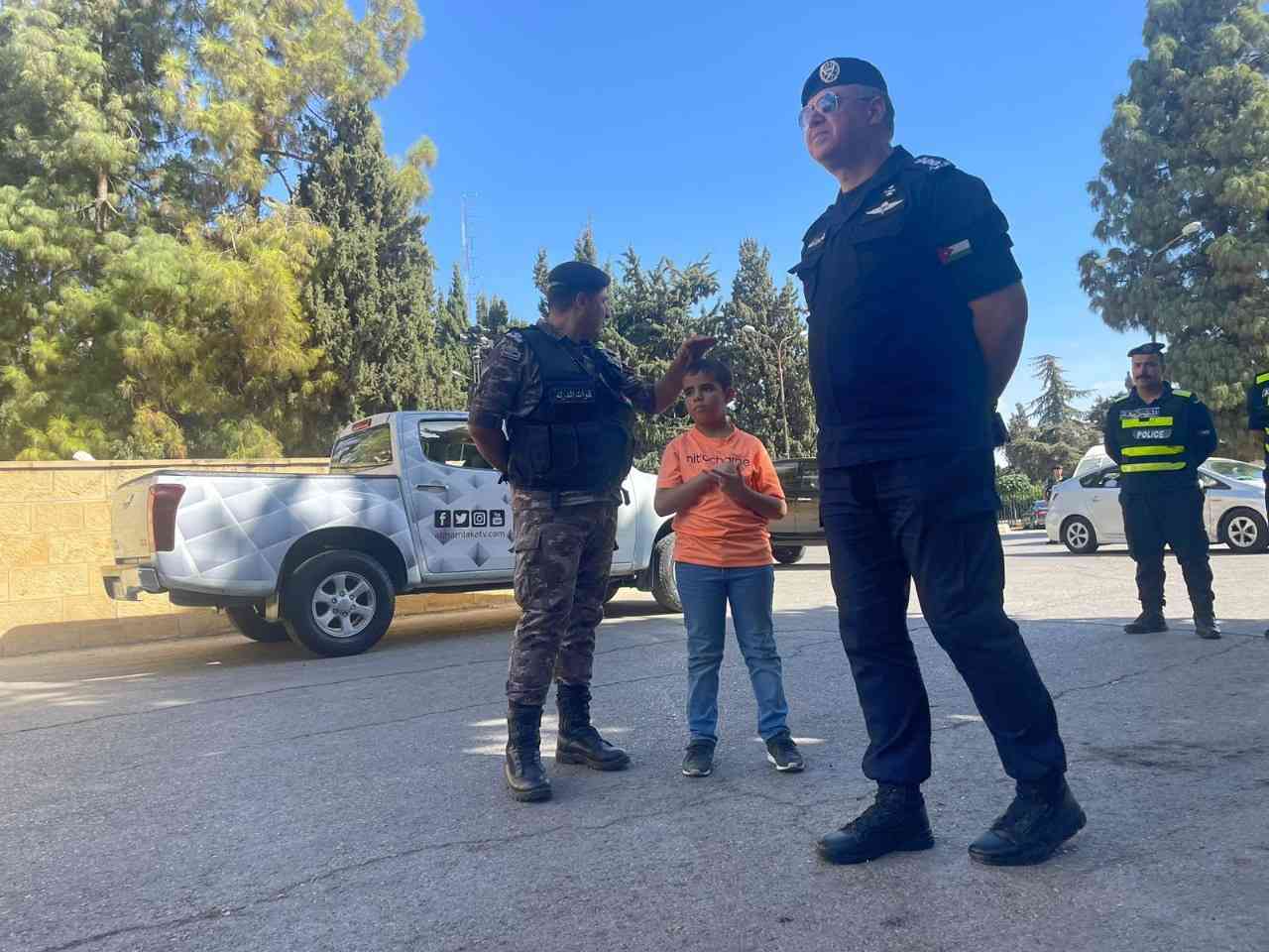 طفل يلفت الأنظار بوقفة احتجاجية في الأردن .. ما هي القصة؟