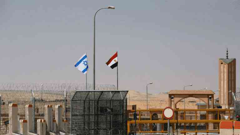 الاحتلال يقصف موقعاً للجيش المصري وإصابة جنديين