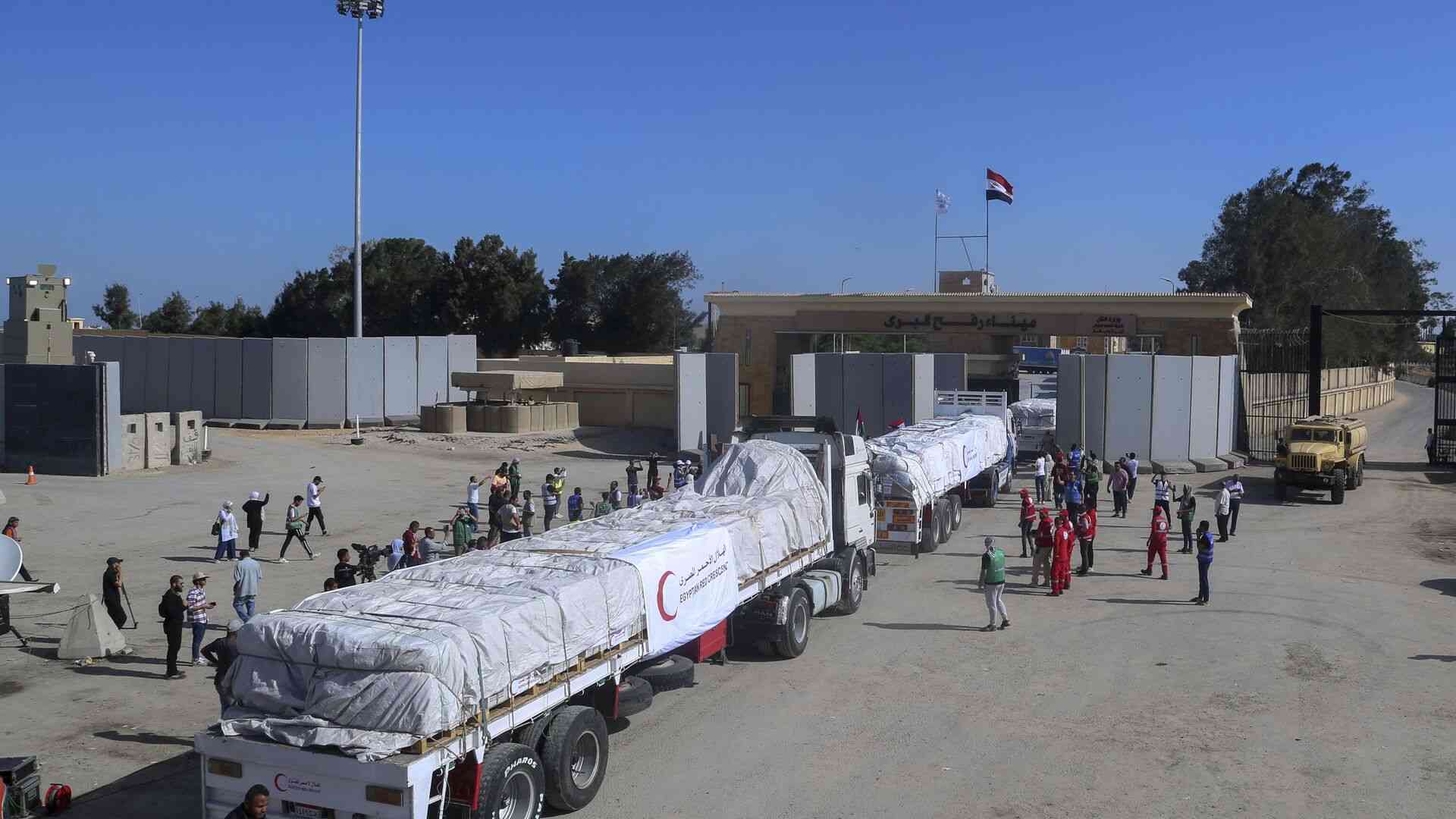 صورة تكشف تفتيش الاحتلال للمساعدات الإنسانية قبل دخولها معبر رفح
