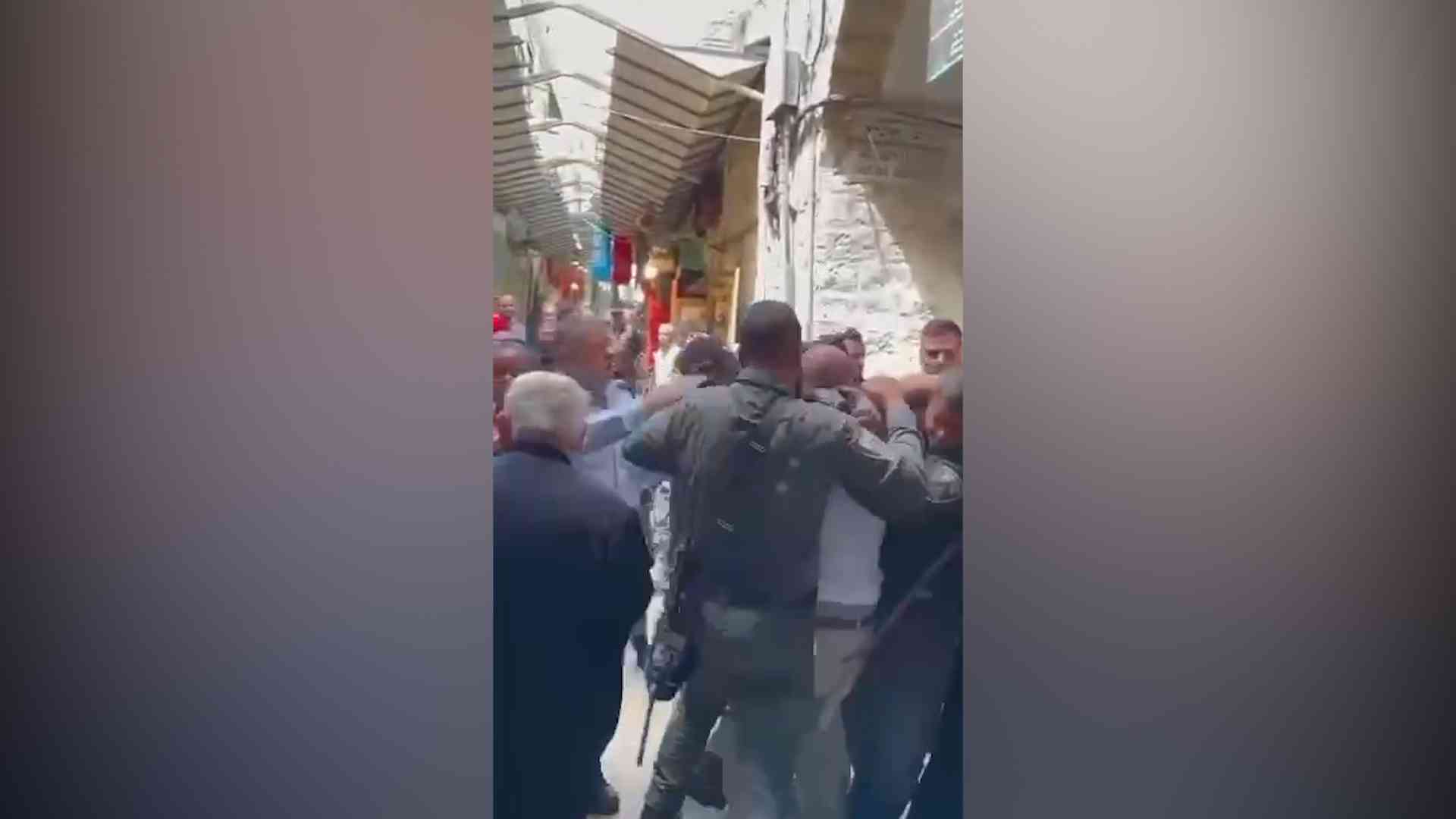 بالفيديو.. الاحتلال يعتدي على المسيحيين في القدس