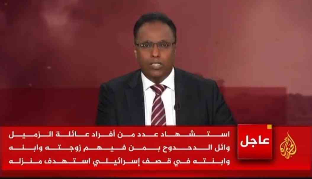 بالفيديو.. مذيع قناة الجزيرة يبكي استشهاد عدد من عائلة الدحدوح
