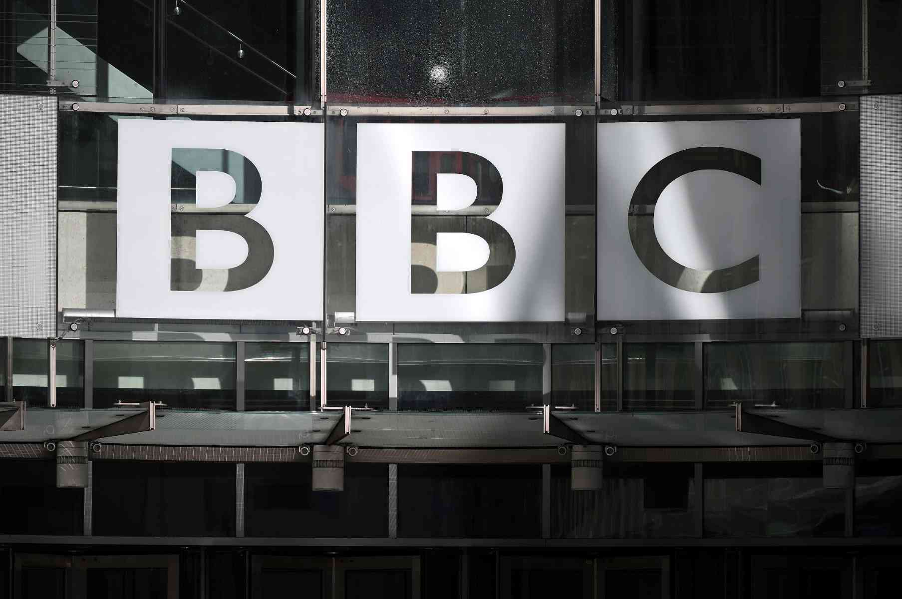 تقرير: موظفو بي بي سي يبكون بسبب التساهل مع إسرائيل