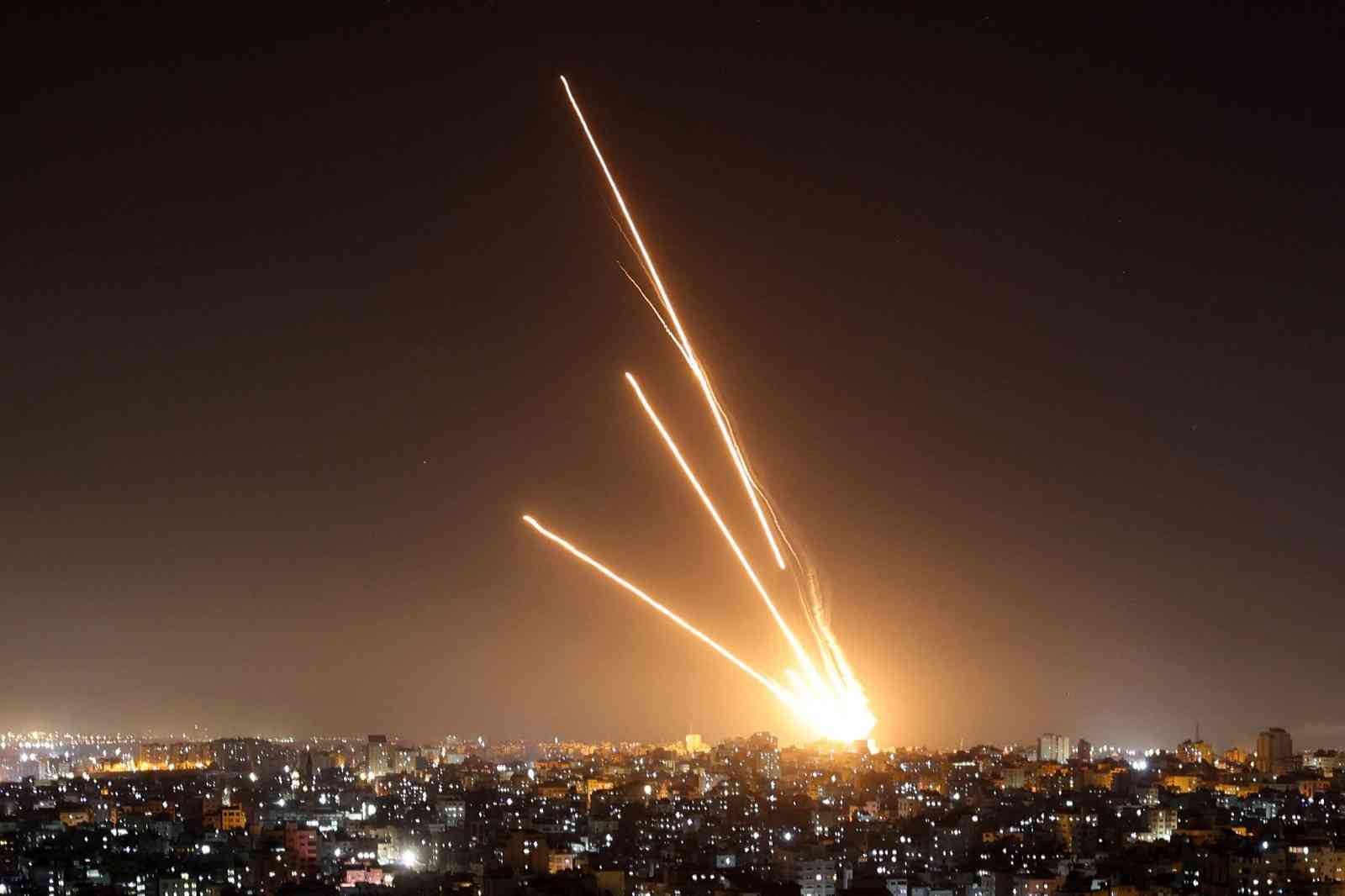 مشهد مهيب للحظة سقوط أحد صواريخ المقاومة في تل أبيب - فيديو