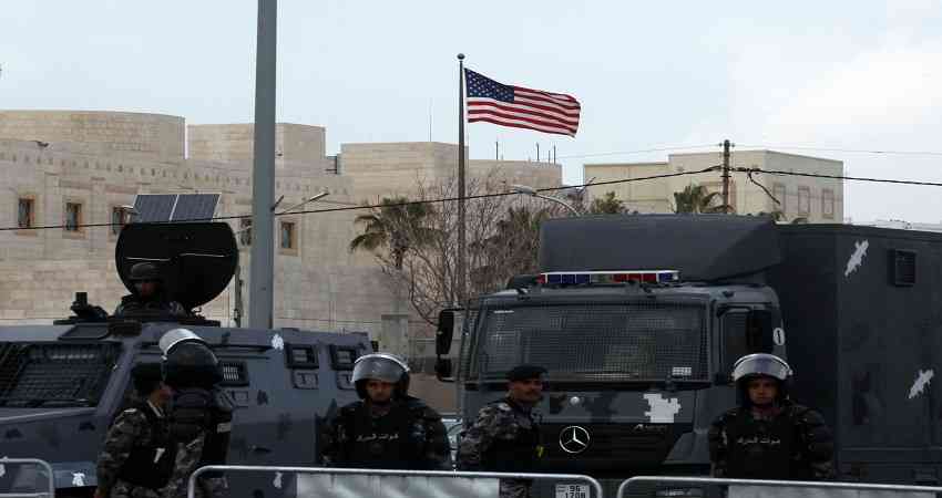 شخص يخلع ملابسه أمام السفارة الأميركية في عمّان