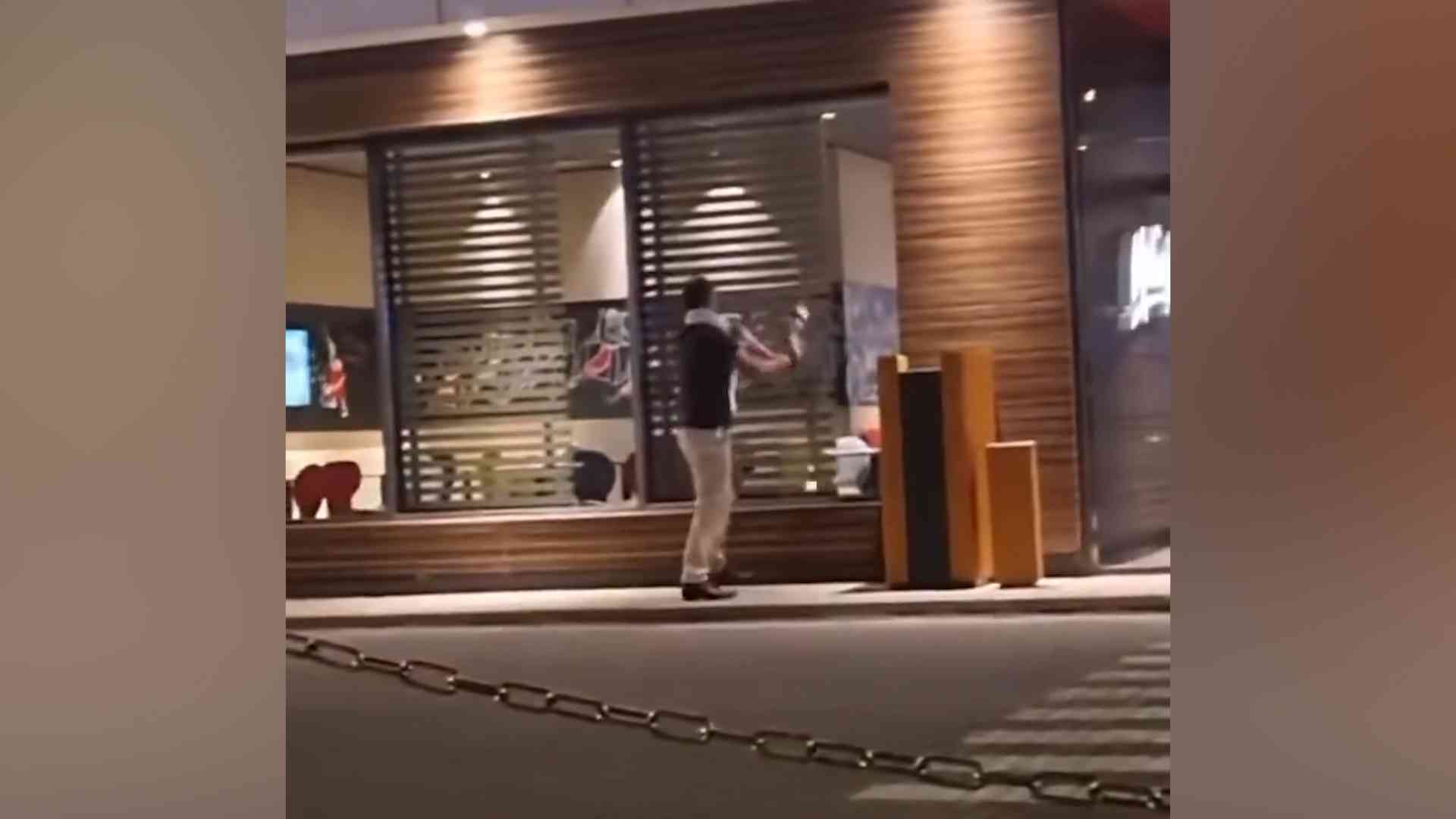 فيديو يرصد اعتداء شخص على مطعم شهير في عمان