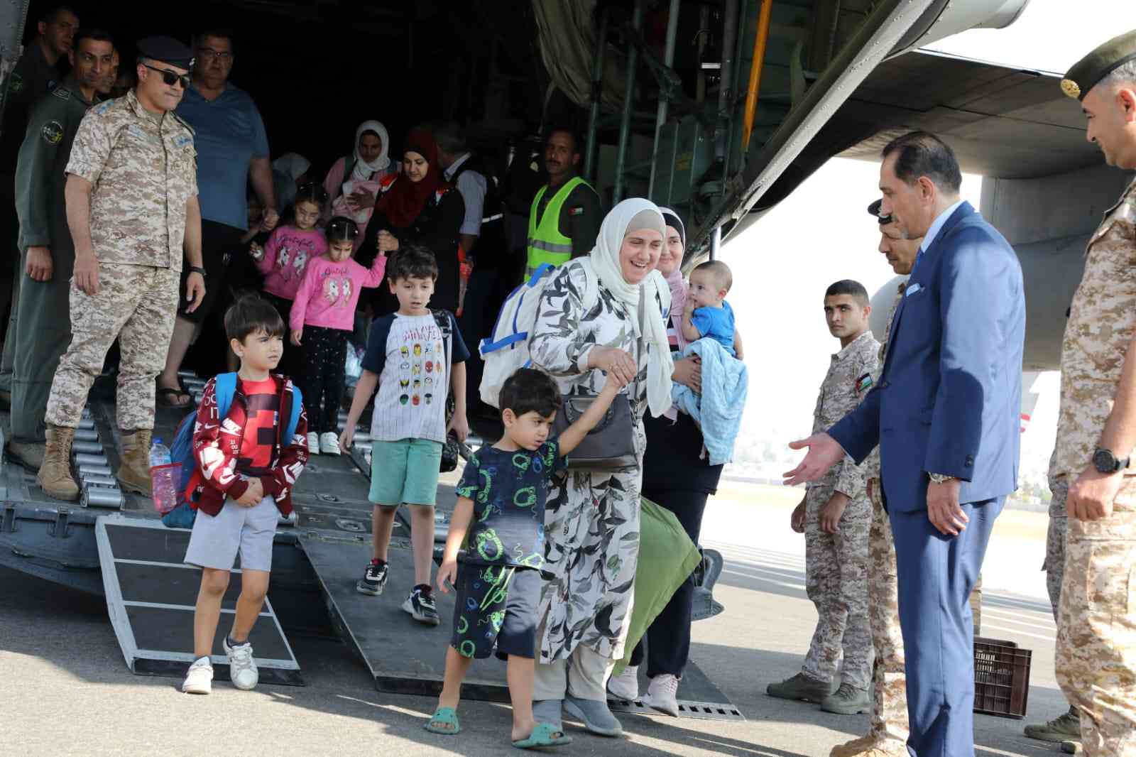 وصول 53 مواطناً قادمين من غزة (صور)