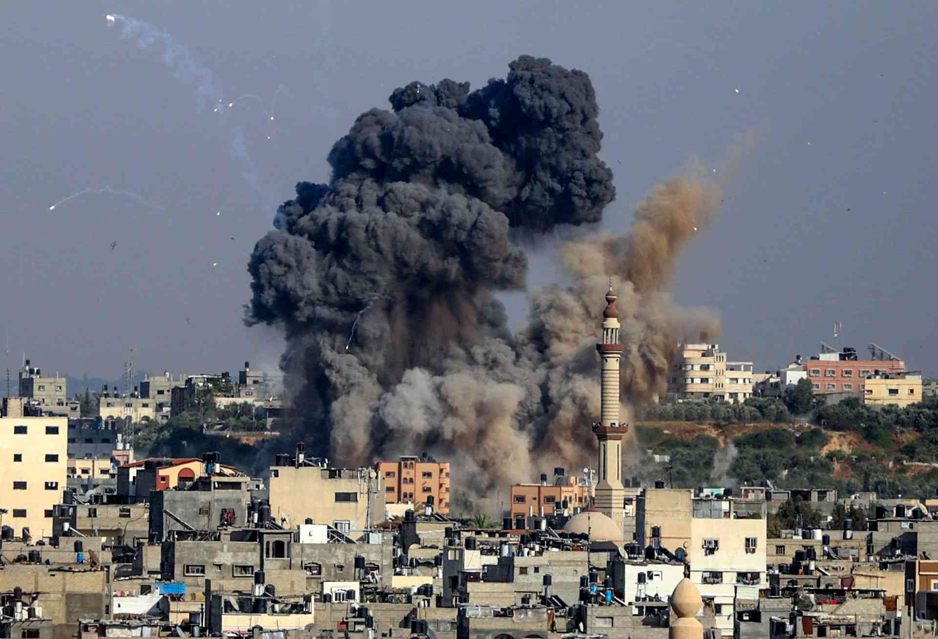 طائرات الاحتلال تقصف مكتب الصحافة الفرنسية في غزة