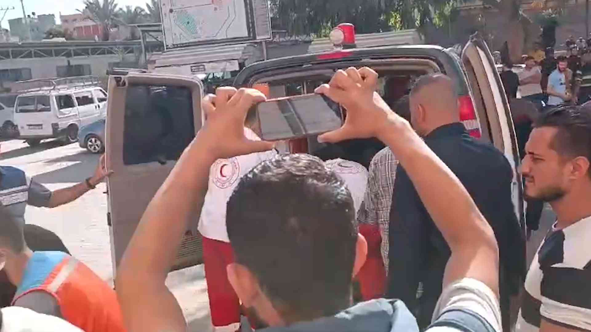 الاحتلال يقصف مدرسة الفاخورة بمخيم جباليا (فيديو)