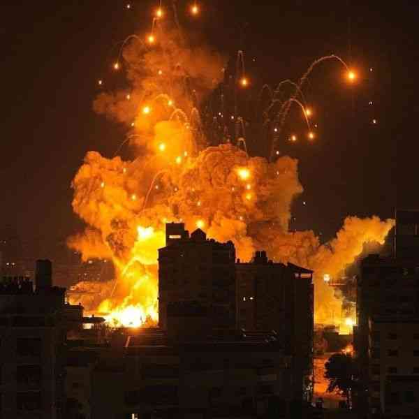ليلة صعبة.. قصف بالقنابل الفسفورية وانقطاع الإنترنت عن غزة (فيديو)