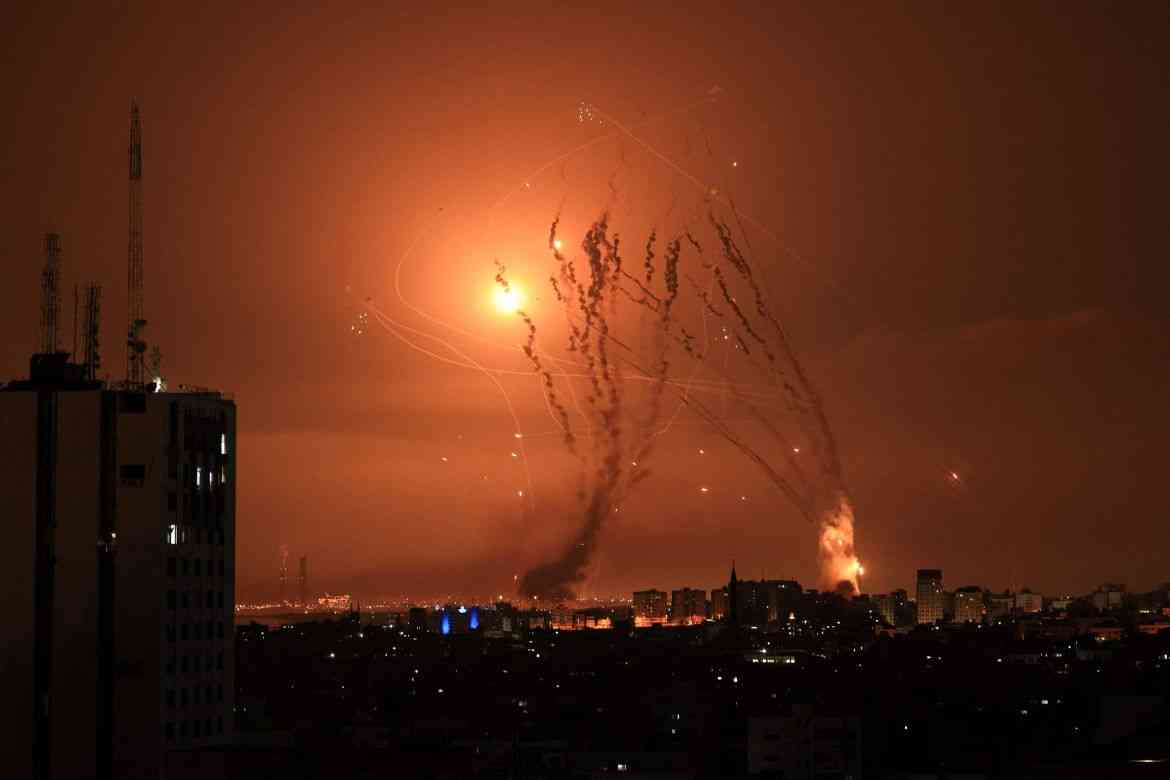 شاهد لحظة قصف تل أبيب بصواريخ قسامية (فيديو)