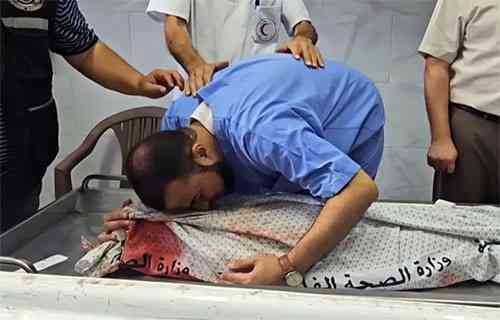 طبيب غزاوي يفجع بجثث عائلته خلال عمله (فيديو)