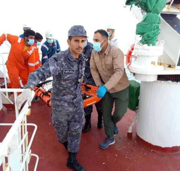 البحرية والزوارق تخلي أحد طواقم سفينة تعرض للاختناق