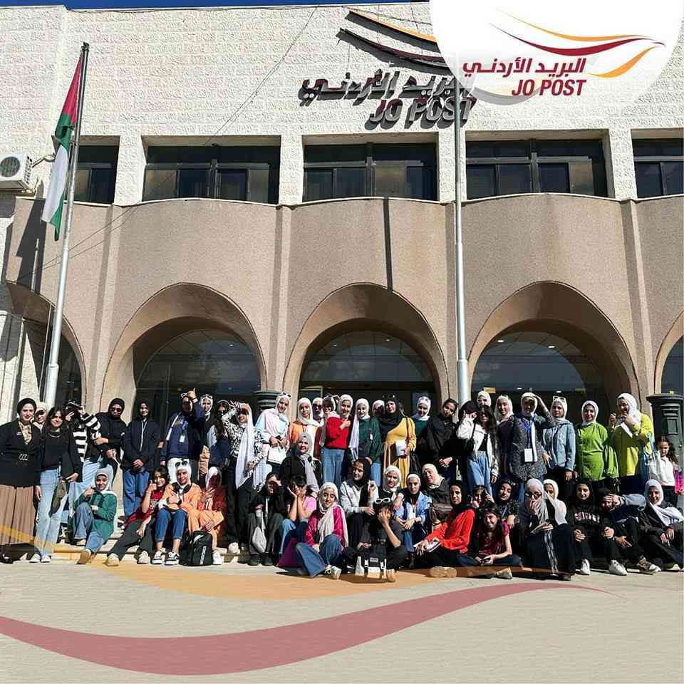 مدرسة باب عمان تزور متحف الطوابع البريدية (صور)