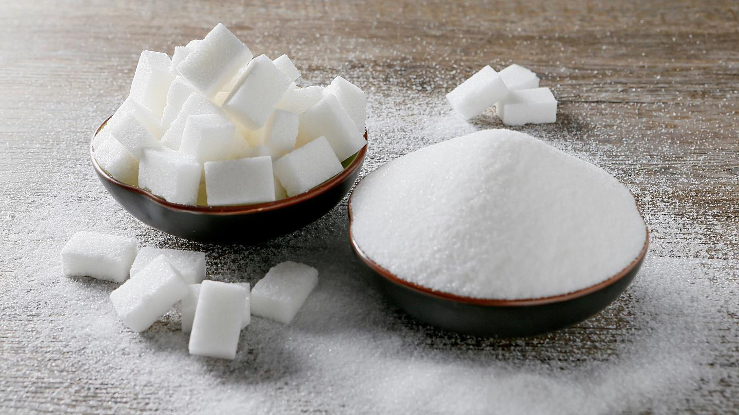 تناول أكثر من 6 ملاعق سكر يرتبط بـ 45 حالة صحية
