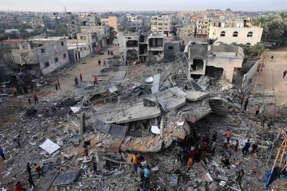 قصف واشتباكات ضارية في غزة في اليوم الـ 37 من الحرب