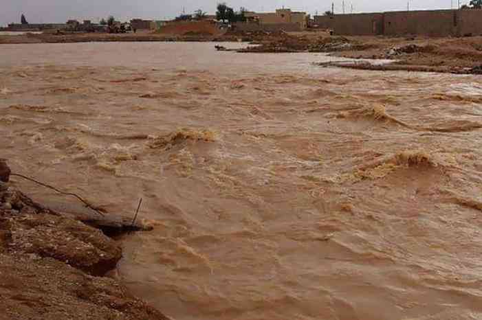 إنقاذ 4 مواطنين حاصرتهم السيول في الرويشد