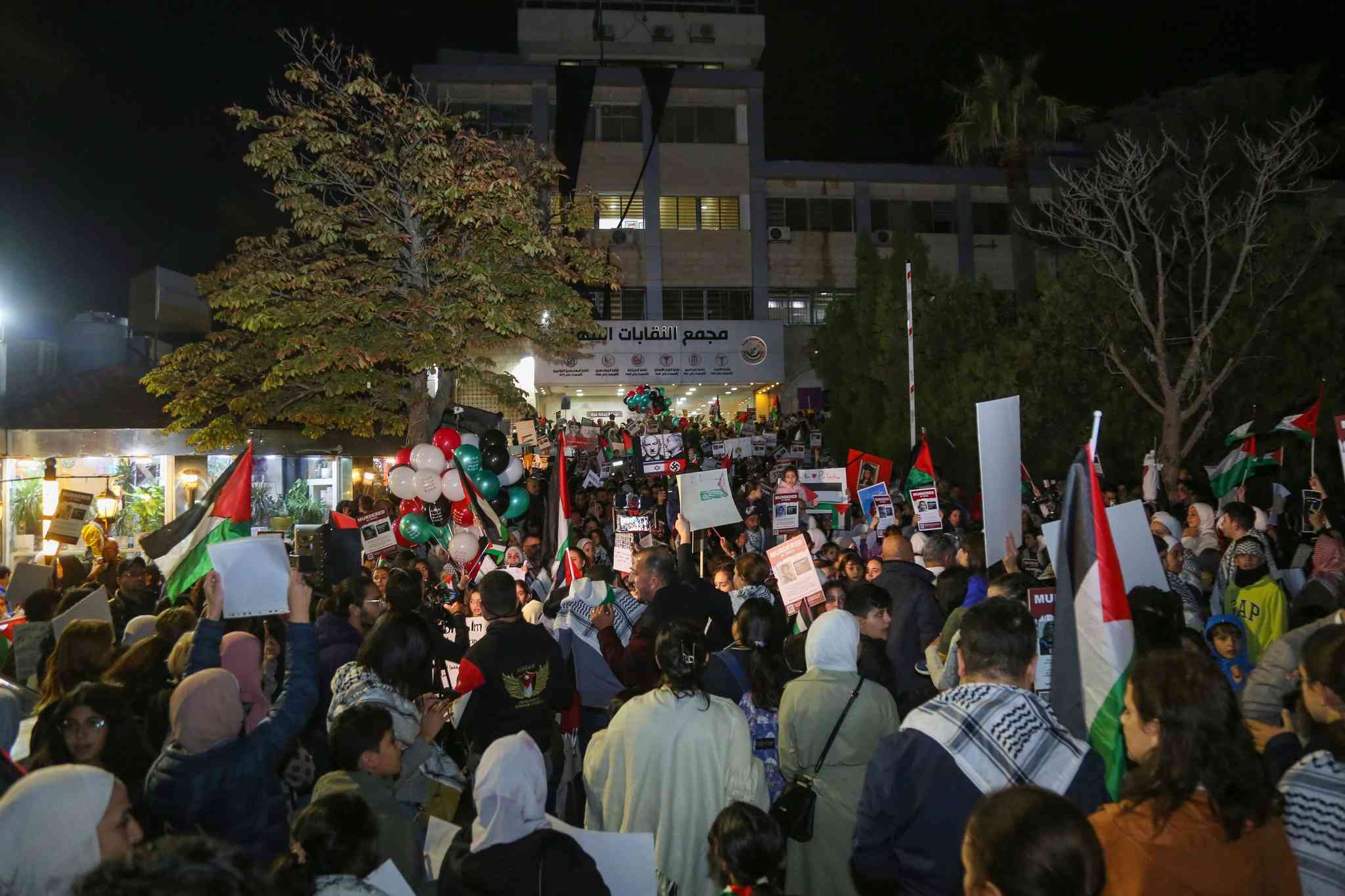 المهندسين تشارك في مسيرة تطالب بوقف إبادة أطفال غزة (صور)