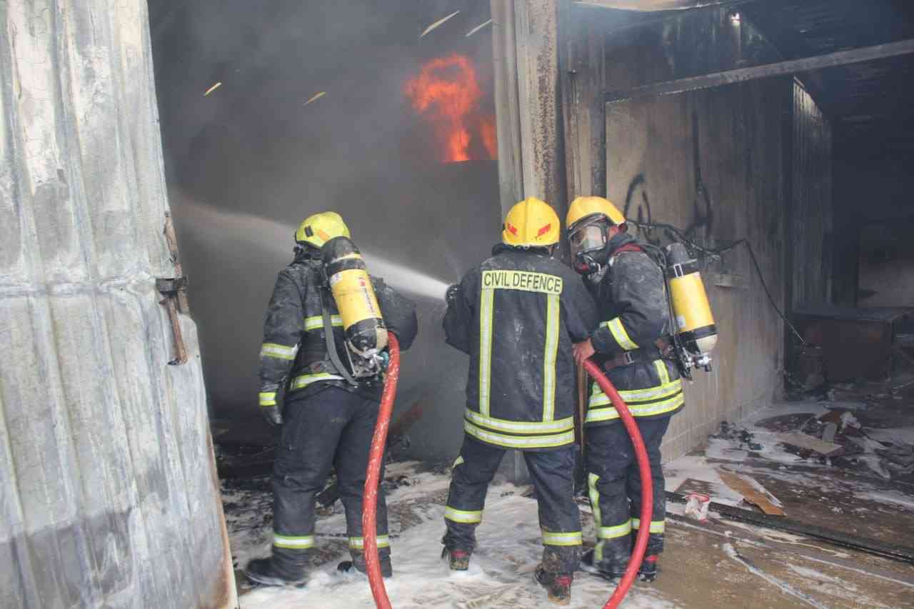 حريق داخل مصنع اسفنج في عمان (صور)