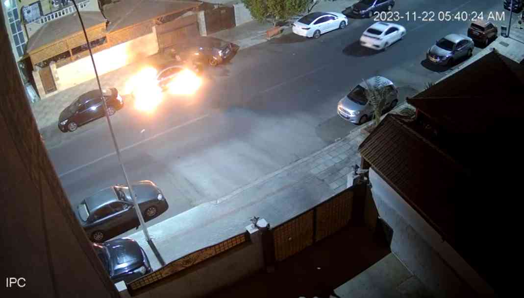 بالفيديو.. مجهول يحرق مركبتين في العقبة.. وكاميرا مراقبة ترصده
